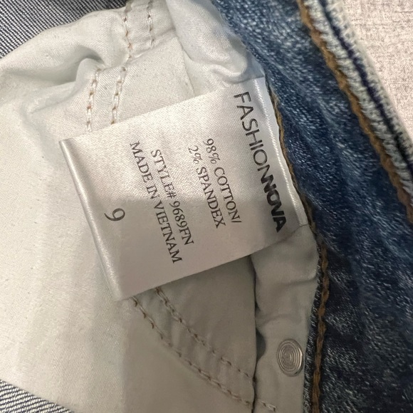 FASHION NOVA DISTRESSED BOYFRIEND JEANS SIZE 9 - Picture 3 of 5